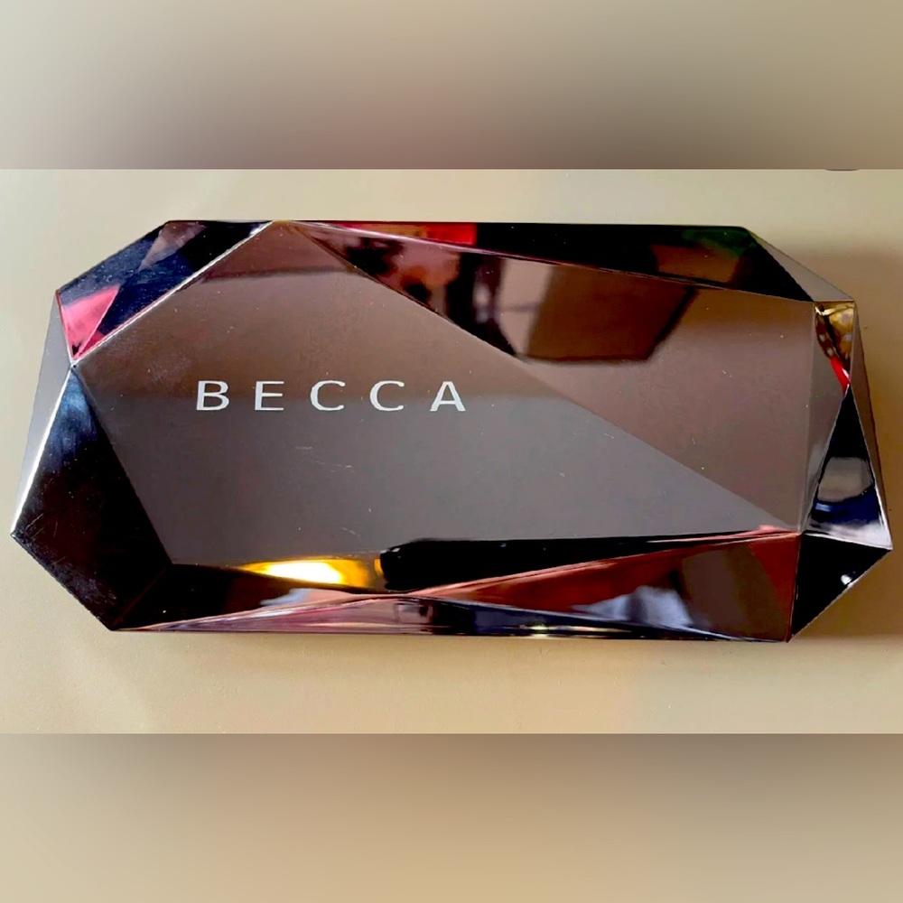 Becca limited edition. Ocean Jewels Highlighter palette